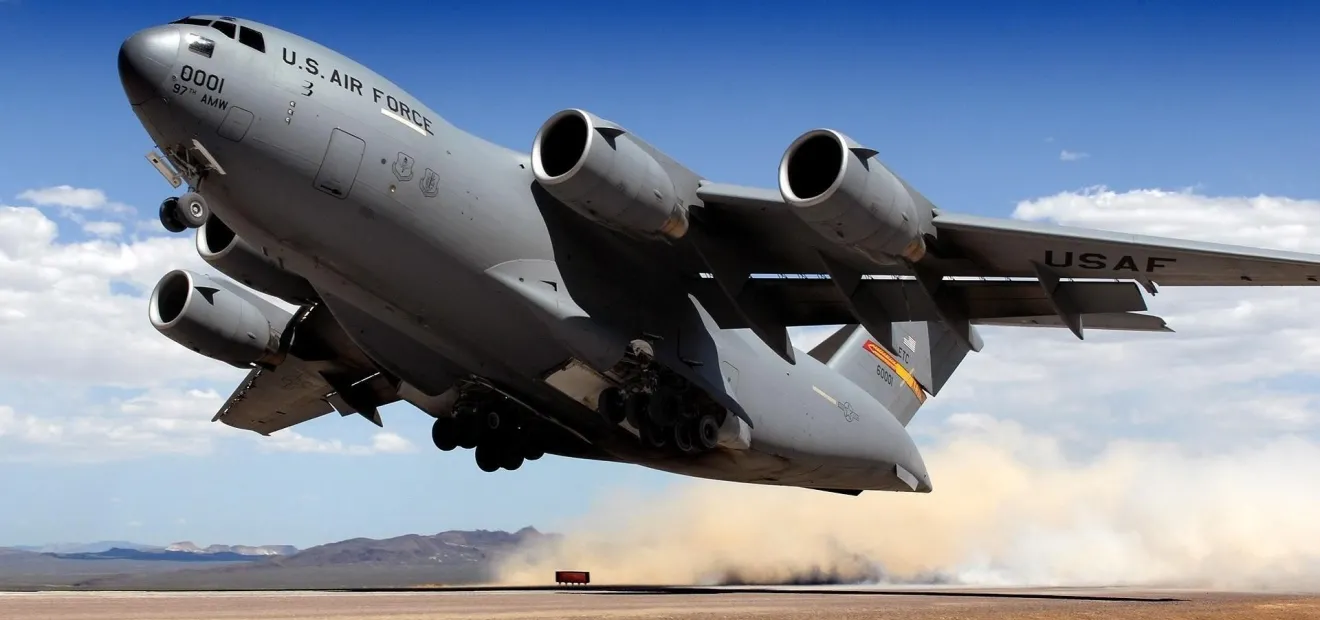 حقيقة الجسر الجوي فوق العقبة.. ماذا تخفي بيانات تتبع الطائرة الأمريكية C-17 بعد تحذيرات طهران؟