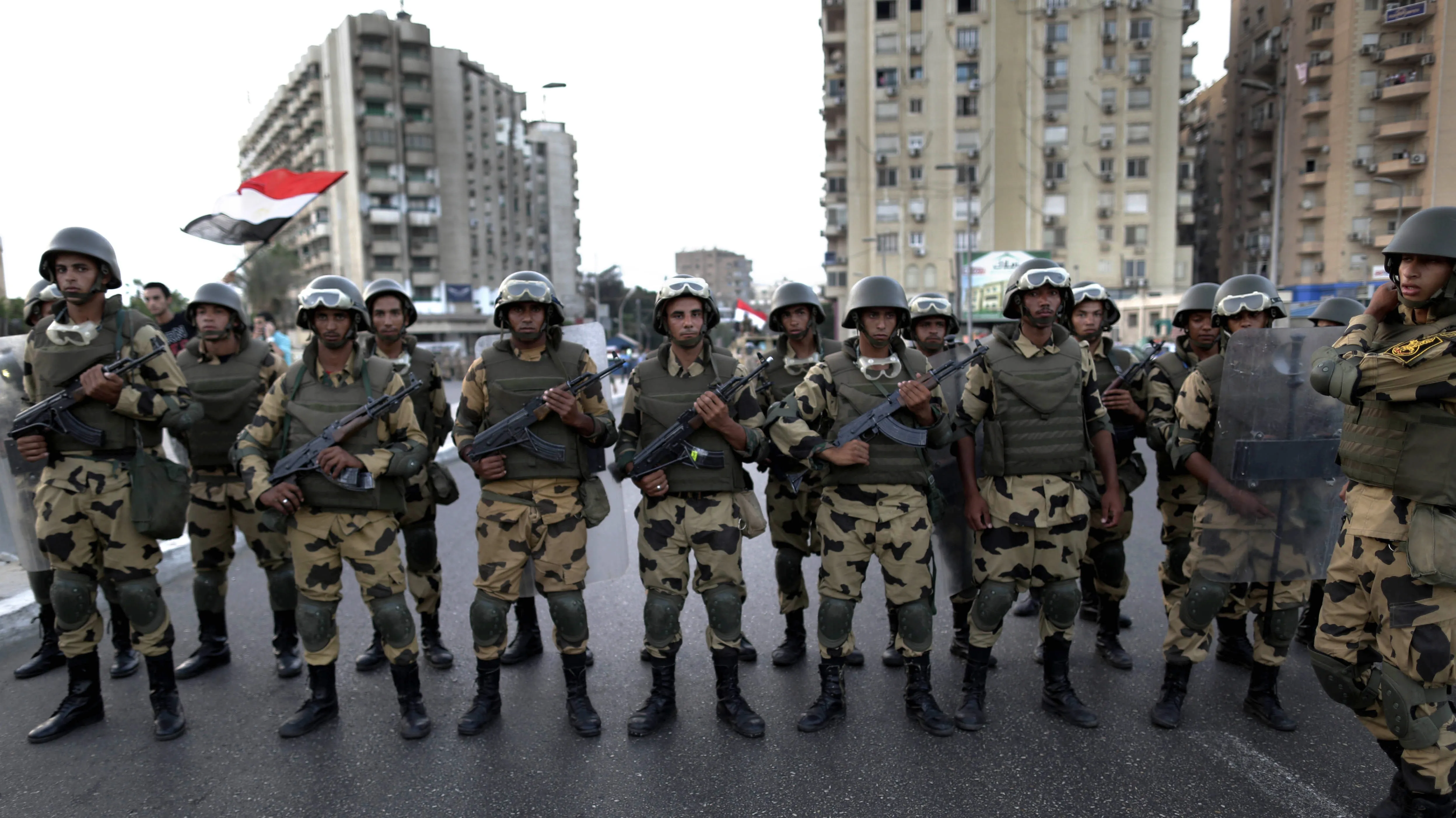 الفيديوهات المتداولة لوصول الجيش المصري إلى السعودية 