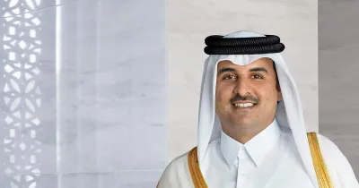 الشخص الذي عانقه أمير قطر في المدرجات ليس 