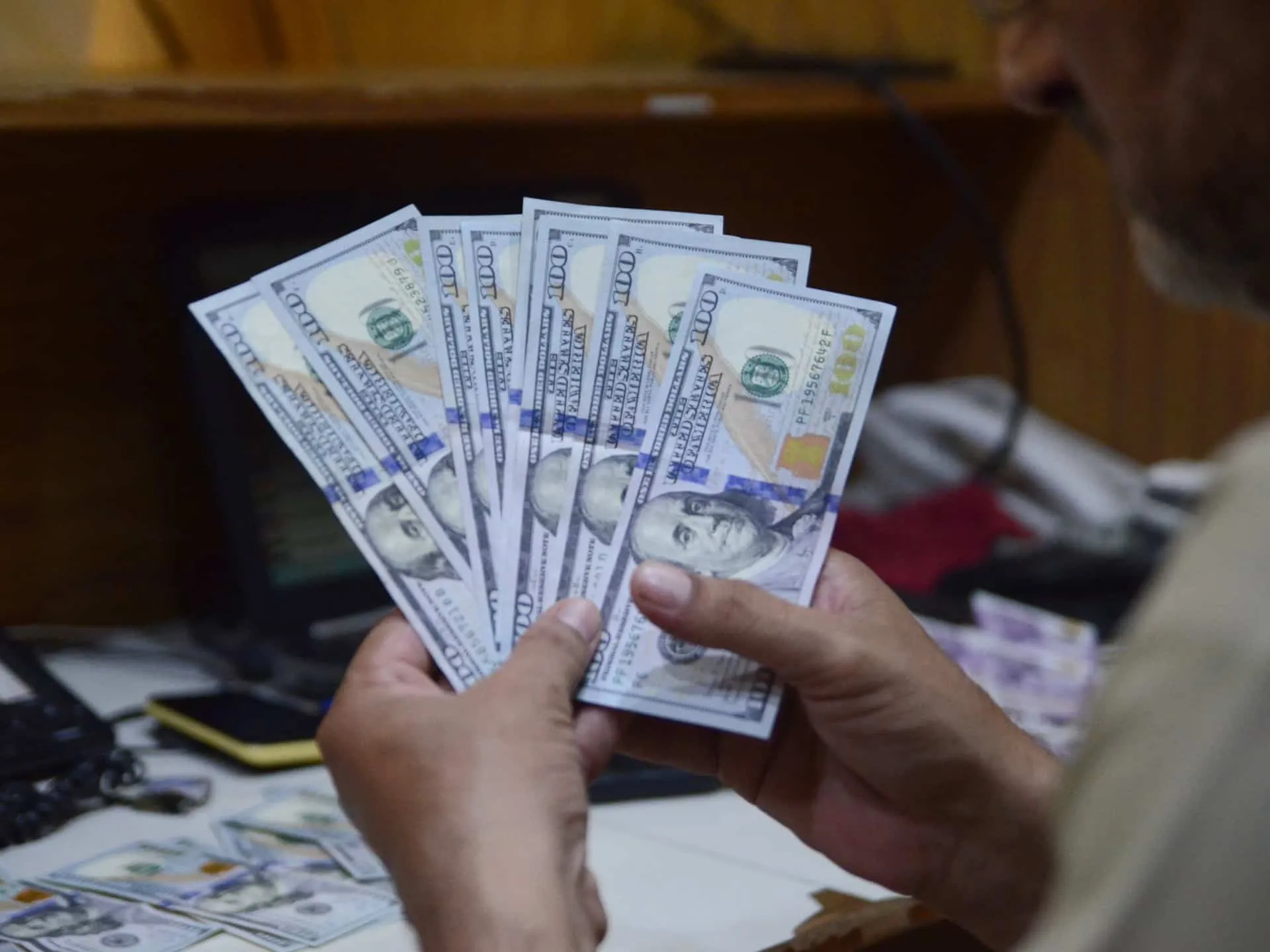 الادعاء بخروج 40 مليار دولارًا أموال ساخنة من مصر عقب الحرب الروسية الأوكرانية 