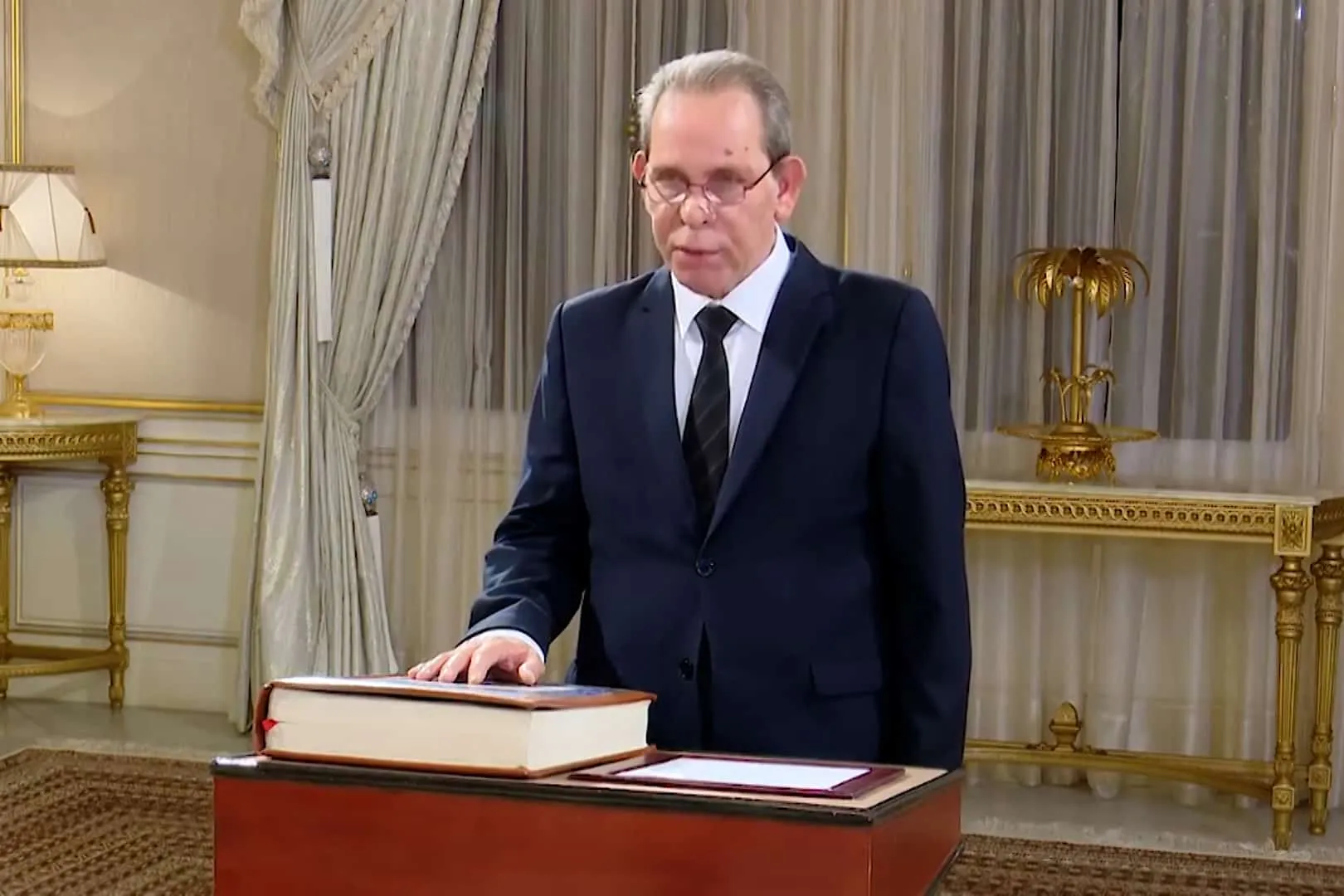 الادعاء بإقالة رئيس حكومة تونس من منصبه 