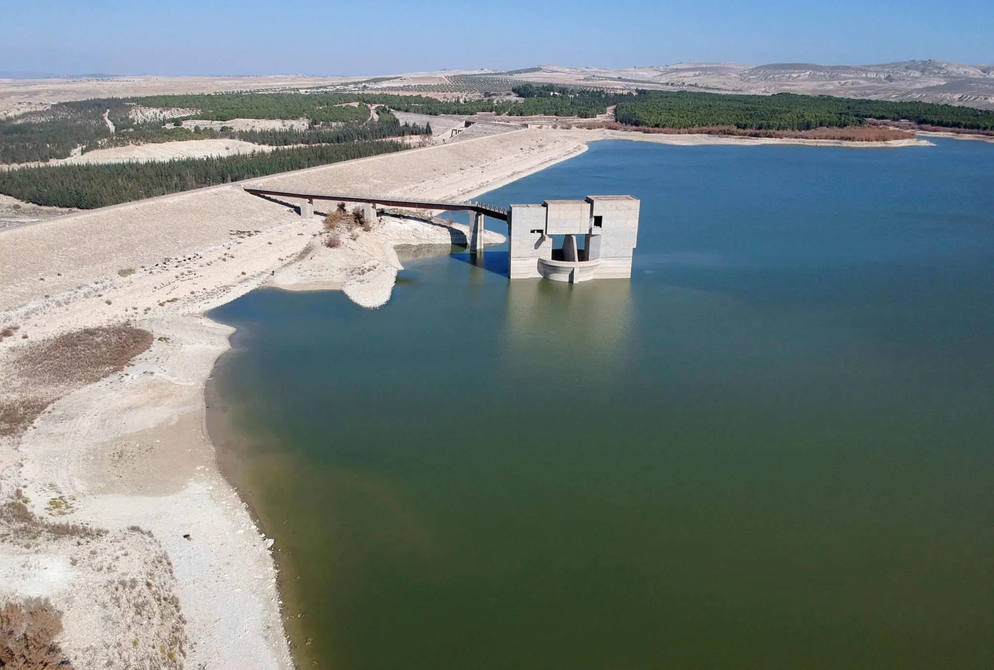 الادعاء بعودة شلالات سد البراق التونسية لمناسيبها المائية 