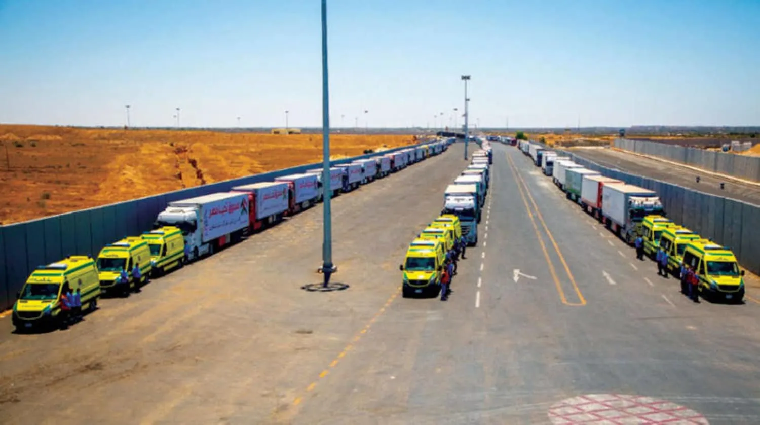 الادعاء بانتظار سيارات المساعدات أمام معبر رفح لدخول غزة 