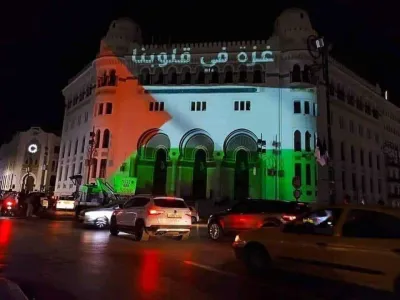 صورة المبنى الحكومي المزين بالعلم الفلسطيني المنتشرة في 