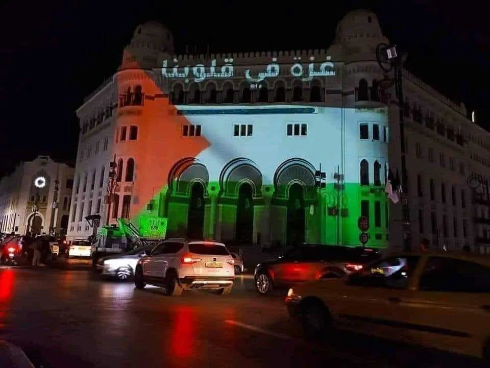 صورة المبنى الحكومي المزين بالعلم الفلسطيني المنتشرة في 