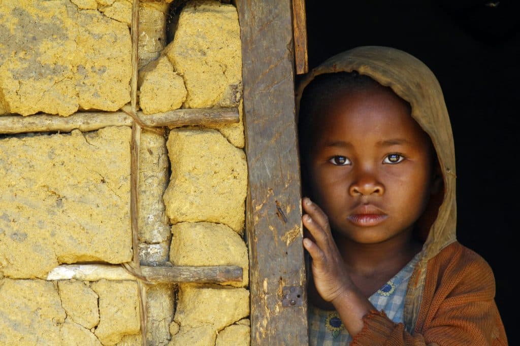 كم تبلغ نسبة الأطفال الذين يعانون الفقر وسوء التغذية بافريقيا
