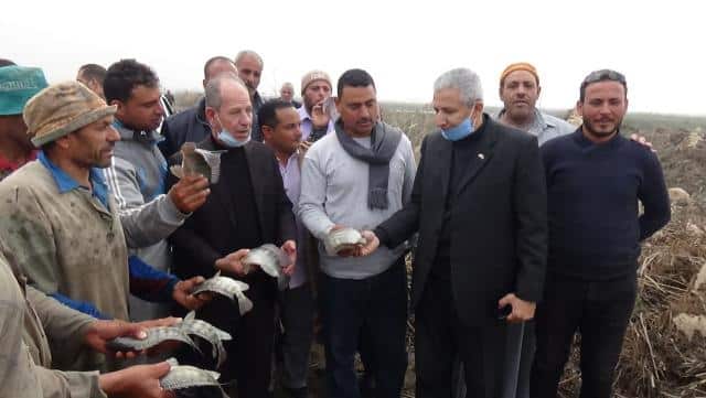 الدكتور صلاح مصيلحي، رئيس هيئة الثروة السمكية وسط الصيادين في الكيلو 21 بالإسكندرية