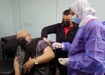 لماذا لا تملك الحكومة رقمًا محدد حول أعداد المُطعمين بلقاح كورونا؟