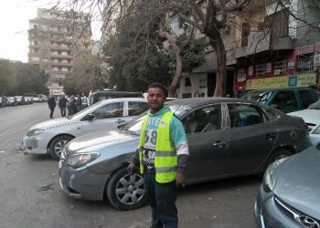 مسؤول ينفي إلزام المواطن بسداد رسوم مقابل ركن سيارته أمام منزله.. ما الحقيقة؟