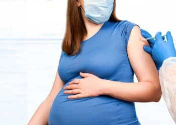 وزارة الصحة تعلن معلومات غير صحيحة عن التجارب السريرية لتلقيح الحوامل بلقاحات كورونا.. ما القصة؟