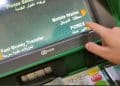 متى سيتم تطبيق الرسوم على سحب الأموال من ماكينات الـ ATM؟