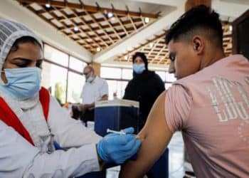 كم يبلغ معدل التطعيم اليومي لطلاب الجامعات ضد كورونا؟