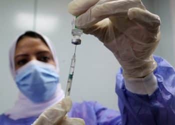 هل يُلقح المصريون بالجرعة الثالثة؟ تضارب مُثير في تصريحات قيادات الصحة