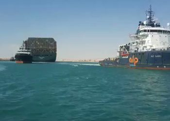 لماذا يُصر رئيس “قناة السويس” على أرقام “غير دقيقة” حول معدل مرور السفن؟