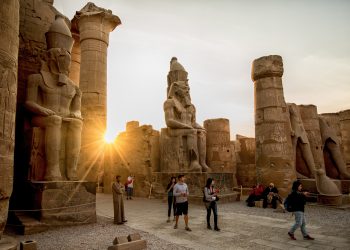 هل تستقبل مصر بين 3 إلى 4 آلاف ساعة شمس سنويًا كما يقول وكيل “النواب”؟