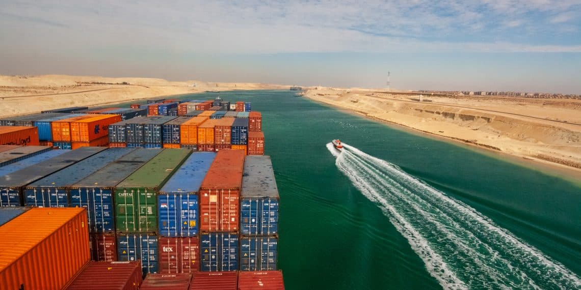 هل تعبُر 80 سفينةً قناة السويس يوميًا كما يقول مُستشار الرئيس؟
