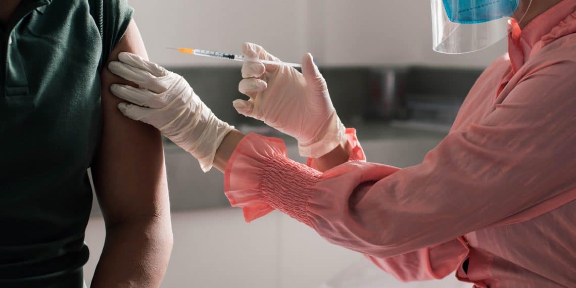 هل تلقح غالبية المصريين ضد كورونا ولا خوفٍ عليهم في رمضان؟