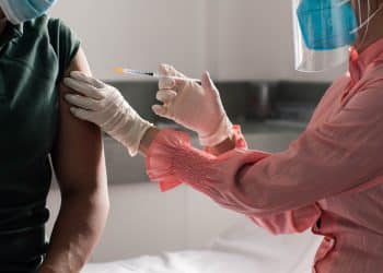 هل تلقح غالبية المصريين ضد كورونا ولا خوفٍ عليهم في رمضان؟