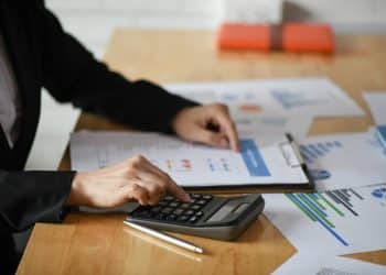 أرقام وزير المالية "غير دقيقة".. كم تهرُبًا ضريبيًا كشفته الحكومة بـ"الميكنة"؟