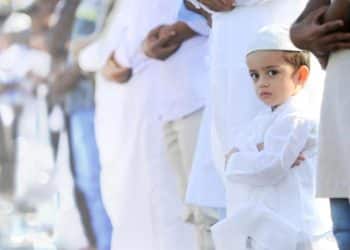 بعد اشتراط أن يكون "مُميّزًا".. هل منعت الأوقاف اصطحاب الطفل لصلاة العيد؟