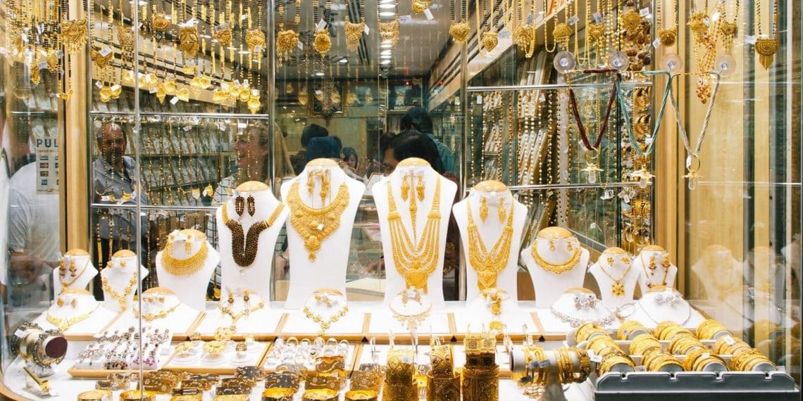 أصل القصة.. حكاية وقف شراء وبيع الذهب بسبب سعر الدولار