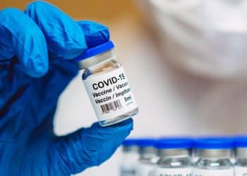 تصريح مشكوك فيه لمستشار الرئيس لشؤون الصحة حول عدد الملقحين بشكل كامل ضد كورونا في مصر