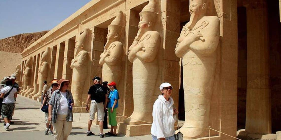 مصر من أفضل 10 وجهات سياحية في 2022.. كيف نفهم بيان رئاسة الوزراء؟