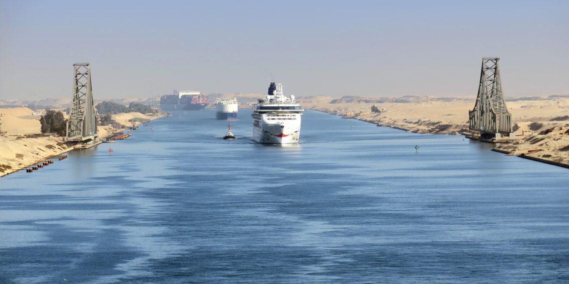 رئيس قناة السويس يُطلق أرقامًا “غير دقيقة” حول مرور السفن