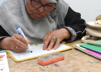 هل حقًا تتطوّر نسب الأمية بشكل “صادم” في تونس؟