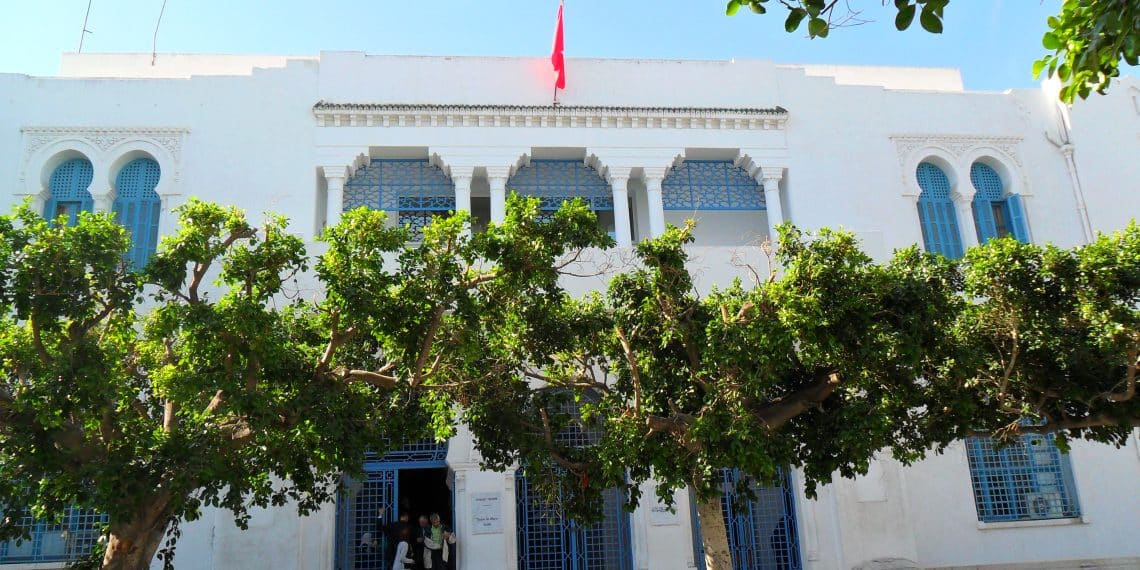 هل تقدم أمريكا منحًا مباشرة للتونسيين بدون تدخل من حكومتهم؟