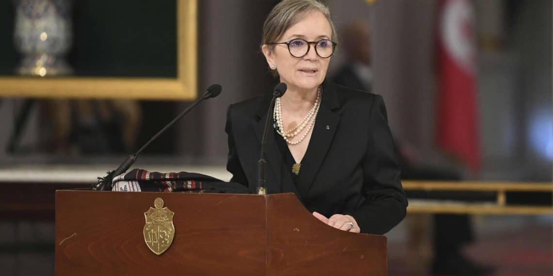 هل حقًا رئيسة الحكومة التونسية هي أول سيدة تتولى المنصب في إفريقيّا؟