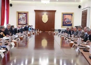 هل حقًا تُكلّف الأجور الحكومة التونسية 2 مليار دينار “على الأقل” شهريًا؟