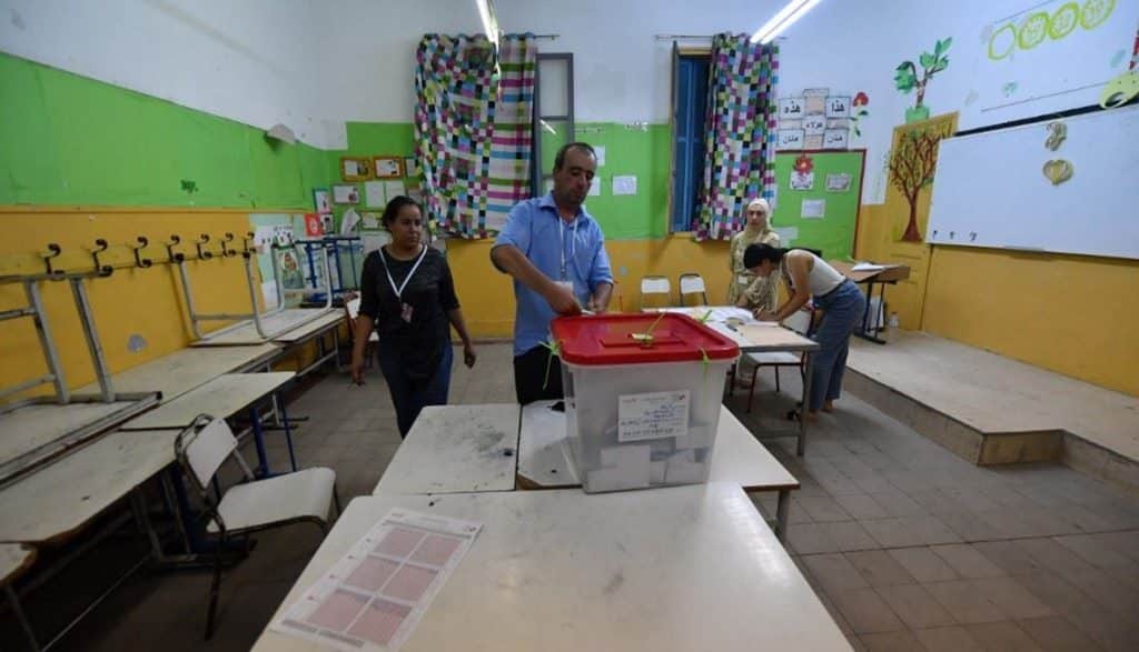 استفتاء في تونس (أ ف ب).