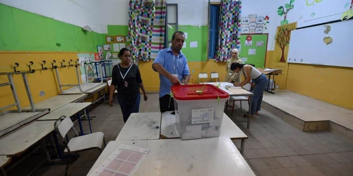 استفتاء في تونس (أ ف ب).