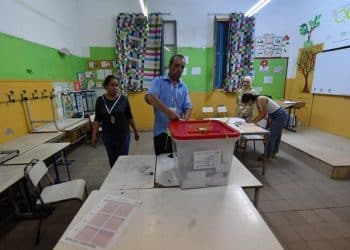 استفتاء في تونس (أ ف ب).