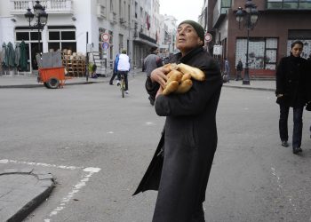 مع تحذيرات من تكرار سيناريو انتفاضة الخبز.. حقيقة رفع سعر الخبز في تونس