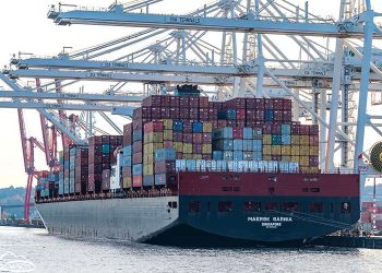 صورة أرشيفية لبضائع بإحدى الموانئ