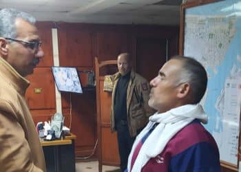 هل أقالت مصر “رئيس حي” بسبب إهانة “جامع قمامة” مخالف؟