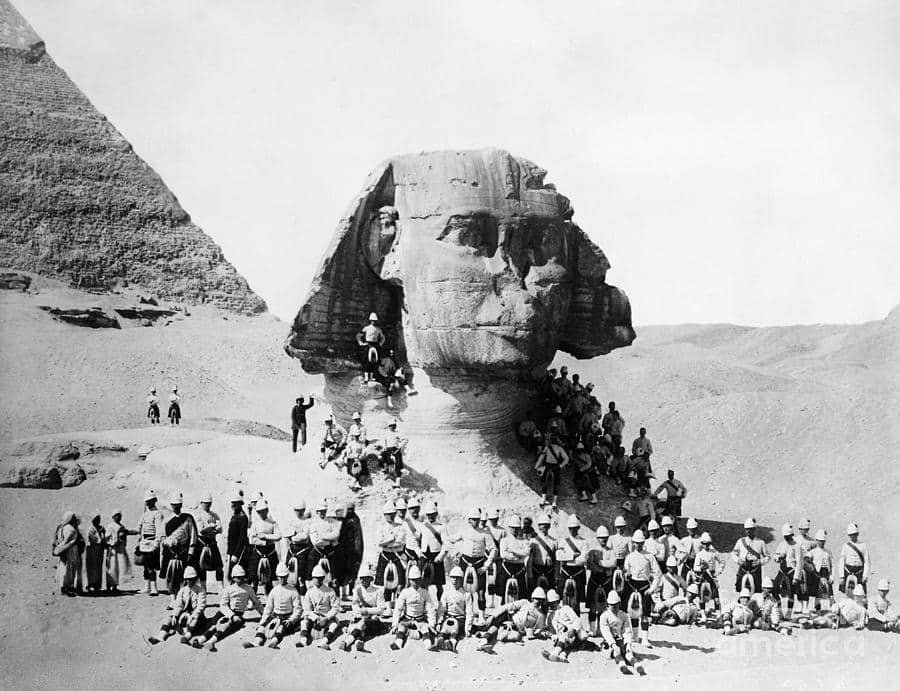 صورة لجنود بريطانيين أمام أبو الهول عام 1882